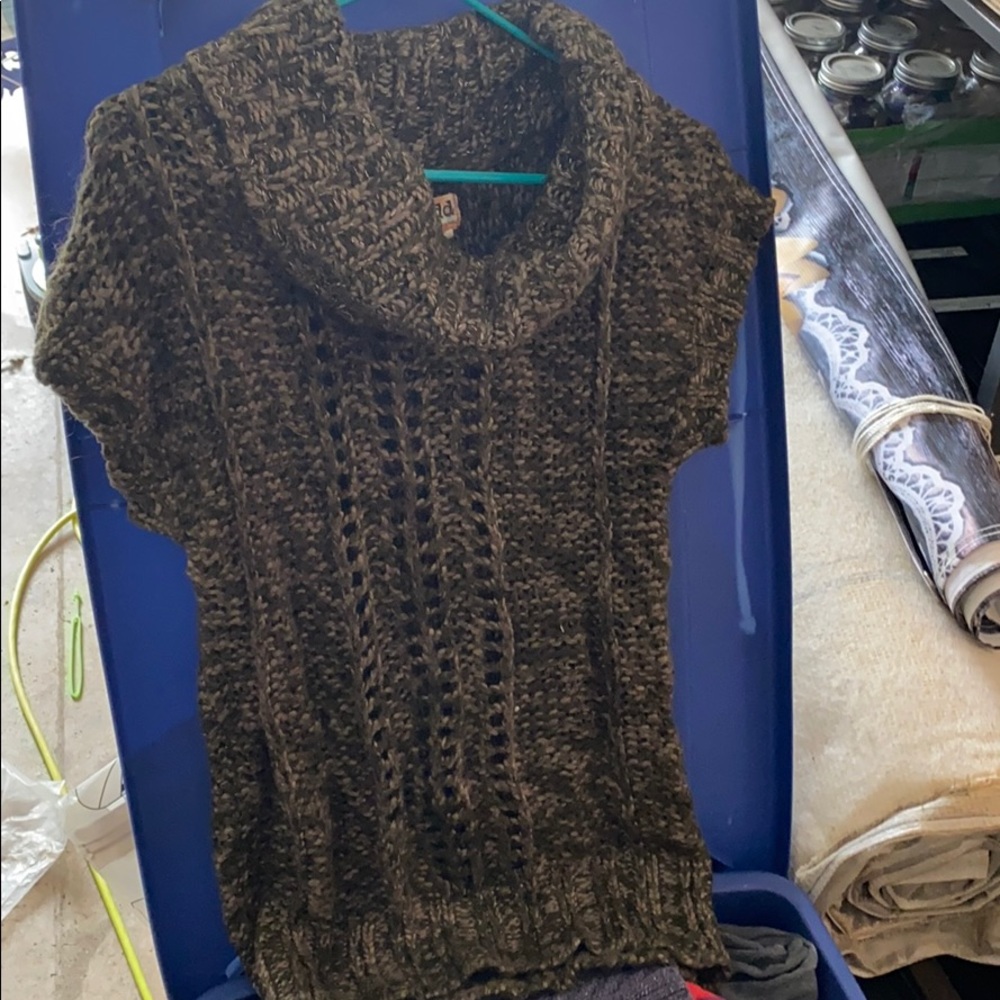 Short sleeve sweater